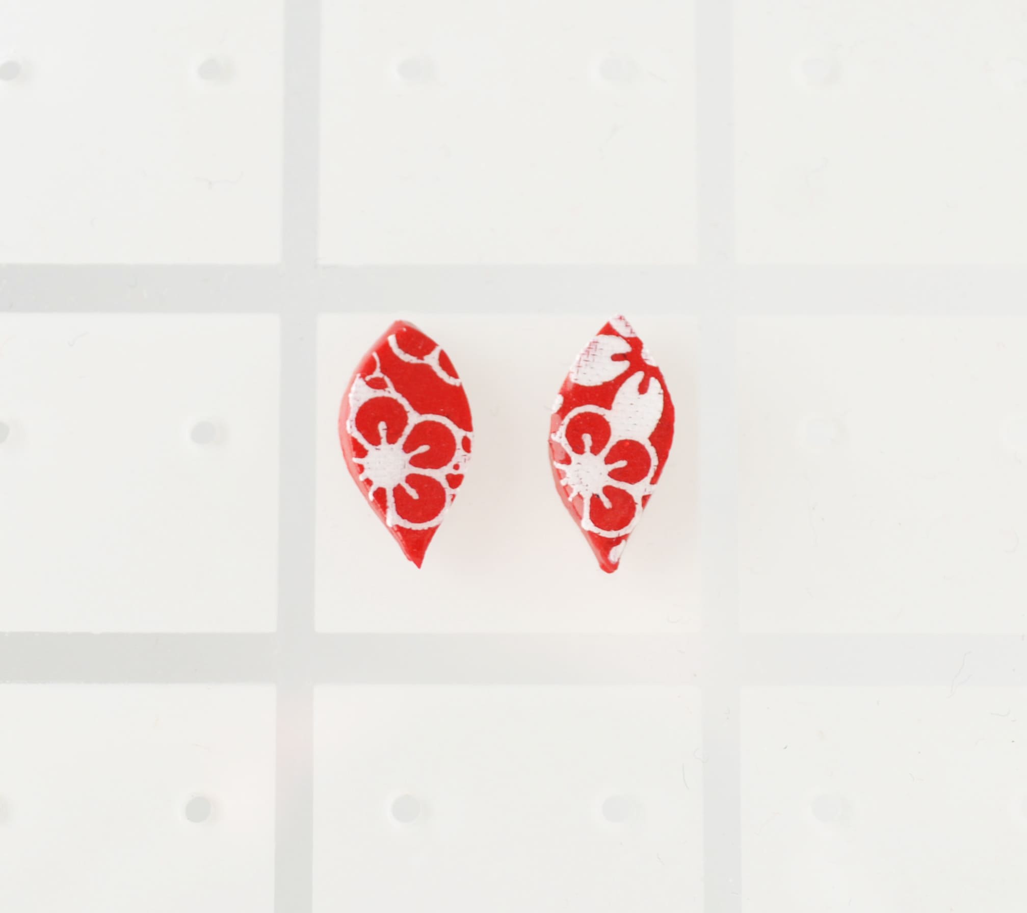 Boucles D'oreilles Sakura Rouge Fait Main - Nacre Blanche & Pastille Rouge, Par Une Créatrice Française