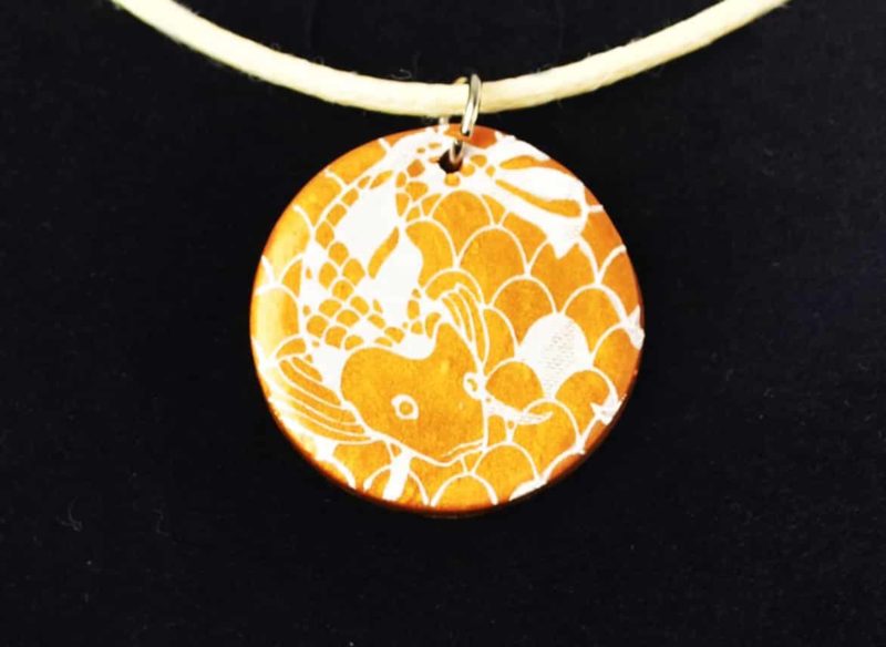 collier fimo rond plat carpe koi or paillettes copie