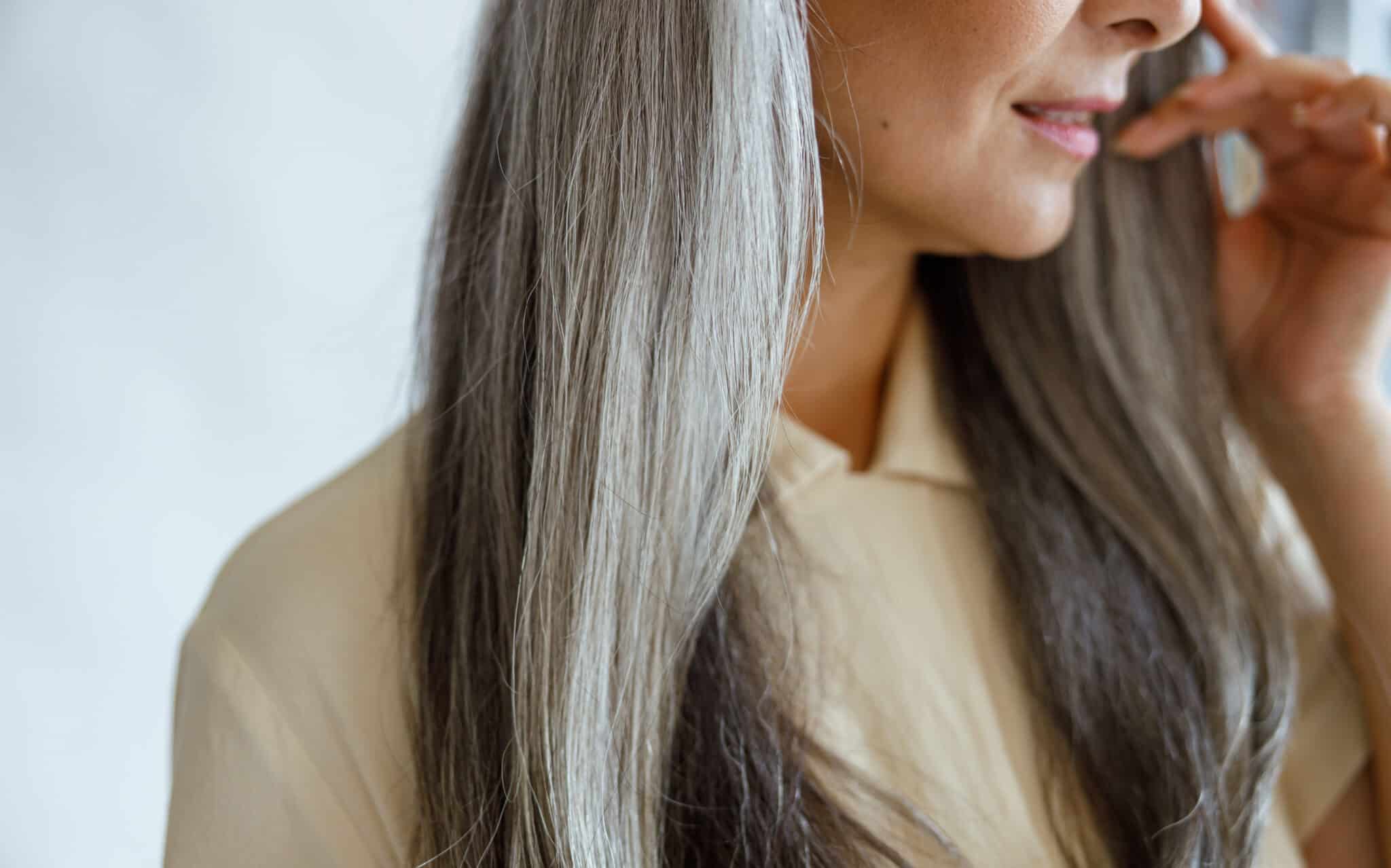 femme vue de près avec des cheveux longs et gris