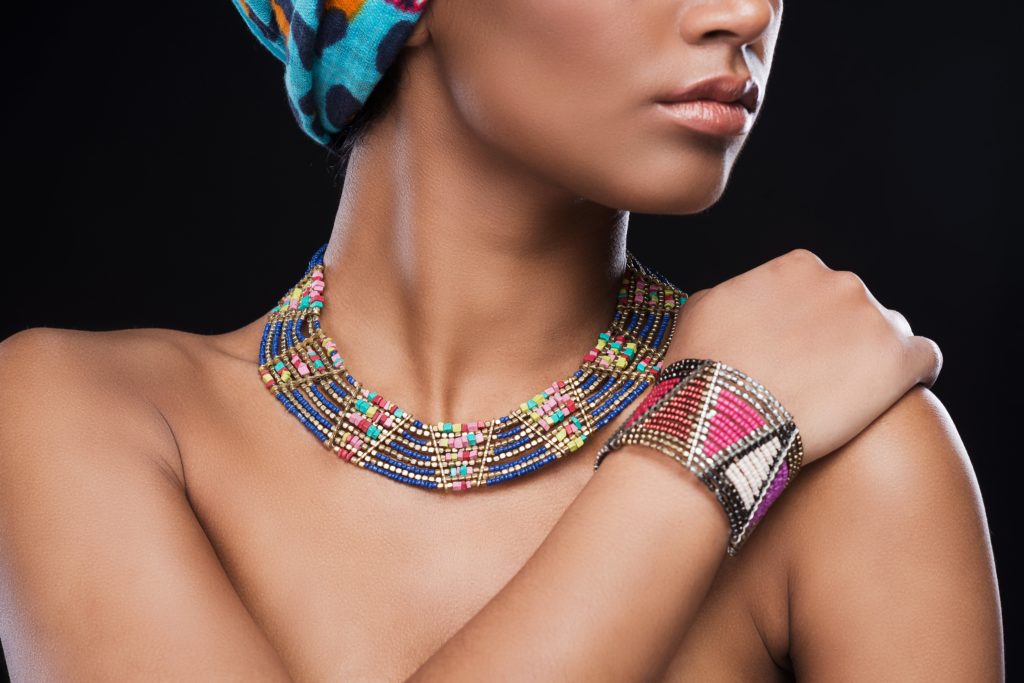 femme noire portant des bijoux ethniques colorés