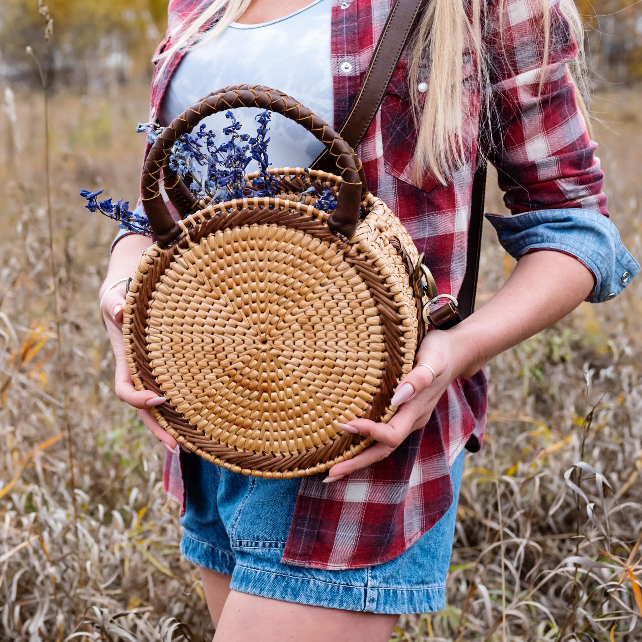 jeune femme avec sac à main rond en rotin 