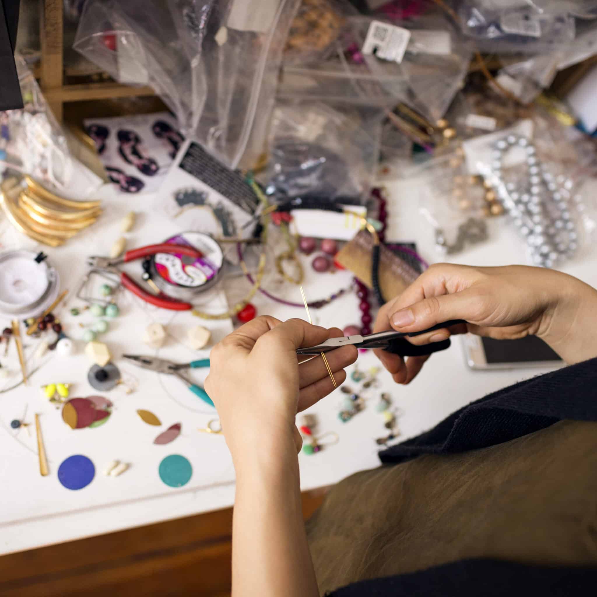 femme en train de créer des bijoux dans son atelier