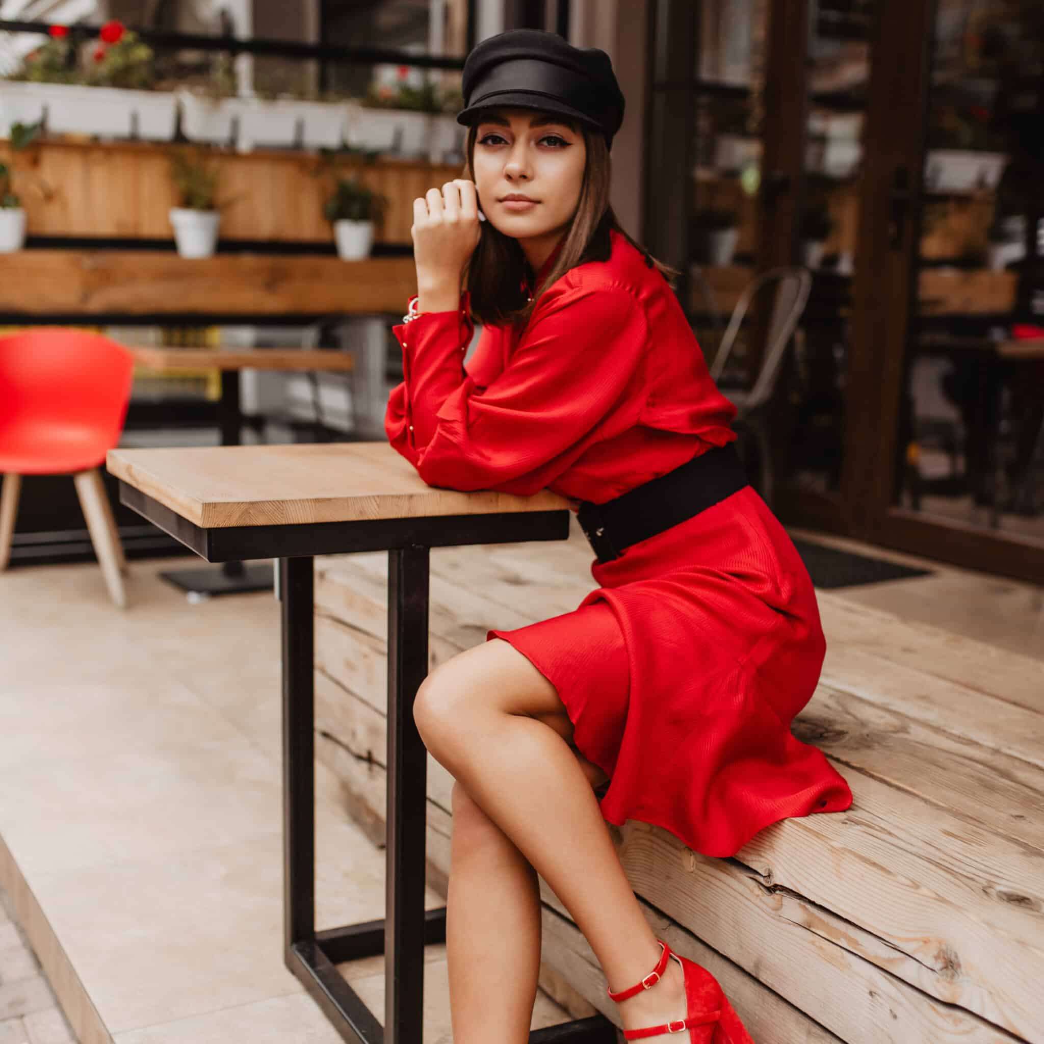 femme qui prend un cafe en robe rouge edited scaled