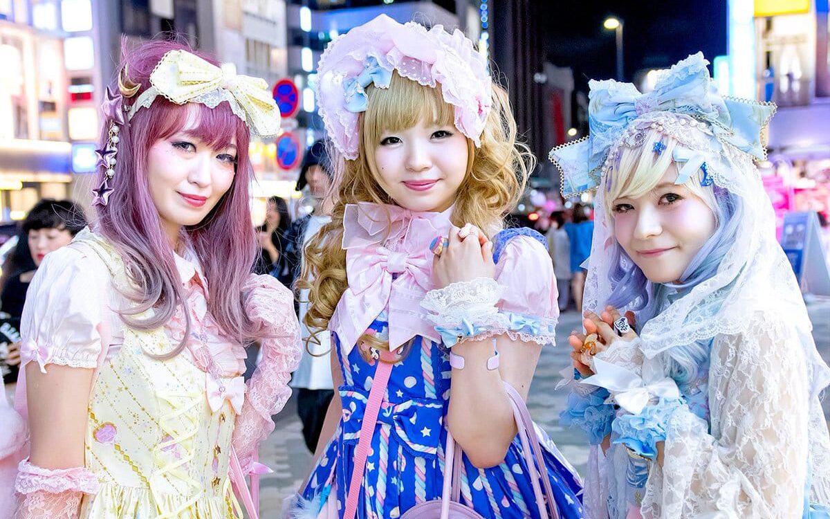 groupe 3 lolita dans la rue rue edited