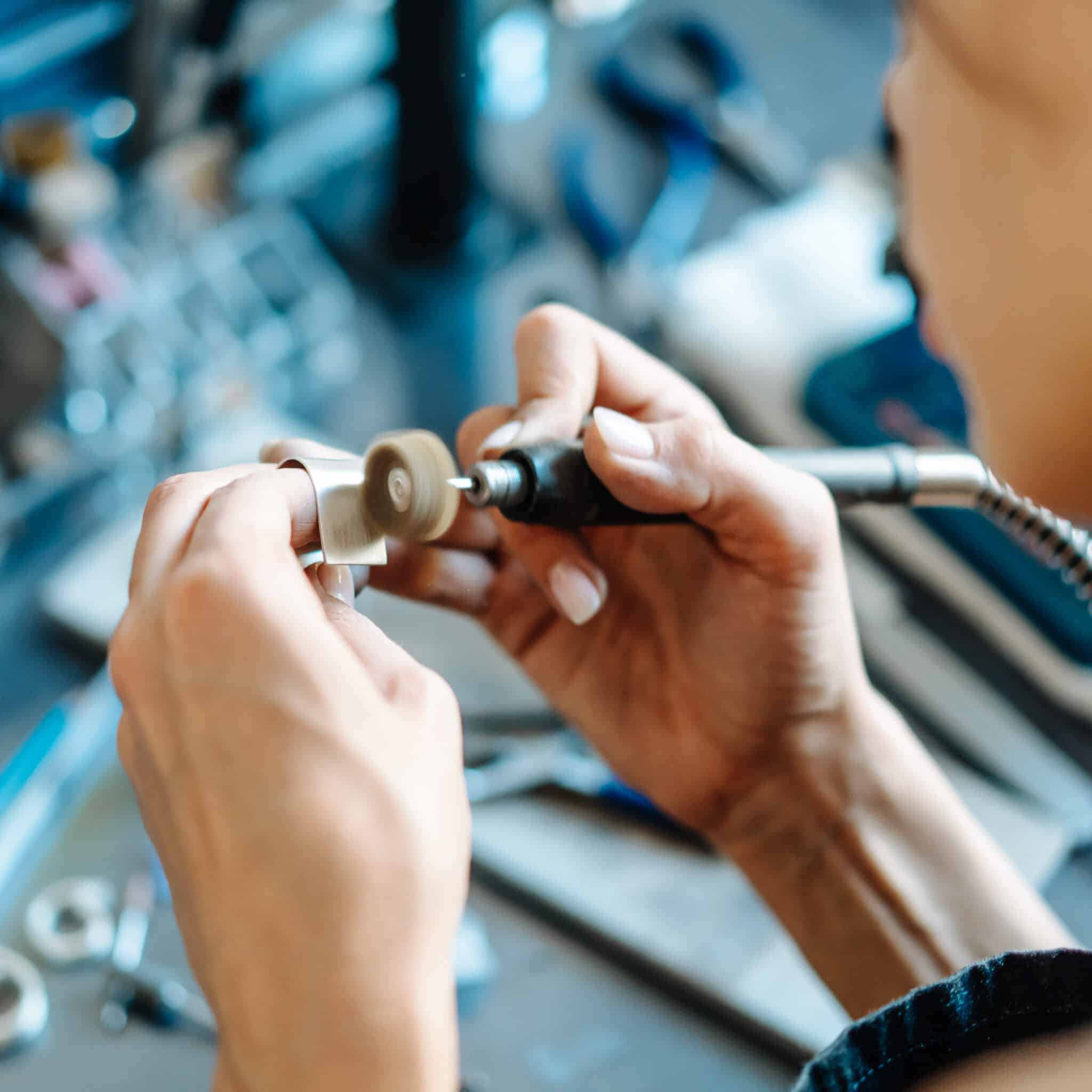 femme qui polis des bijoux artisanaux