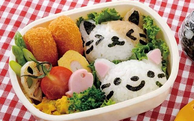 Bento japonais mignon avec petits chats