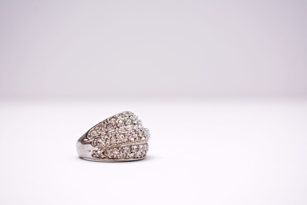 Jolie bague en diamant mise en valeur sur un fond blanc uni