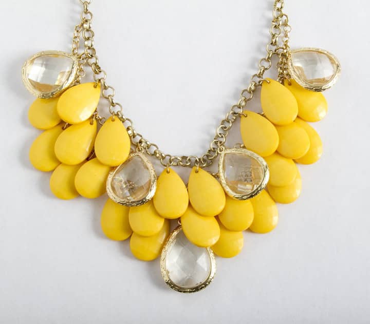 gros collier jaune avec un éclairage doux