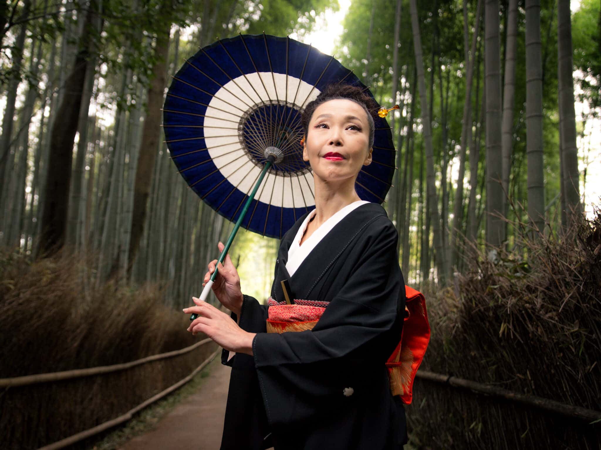 femme japonaise dans la foret de bambou avec une ombrelle