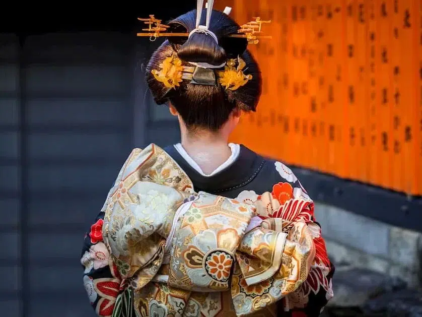 femme de dos habillée en geisha