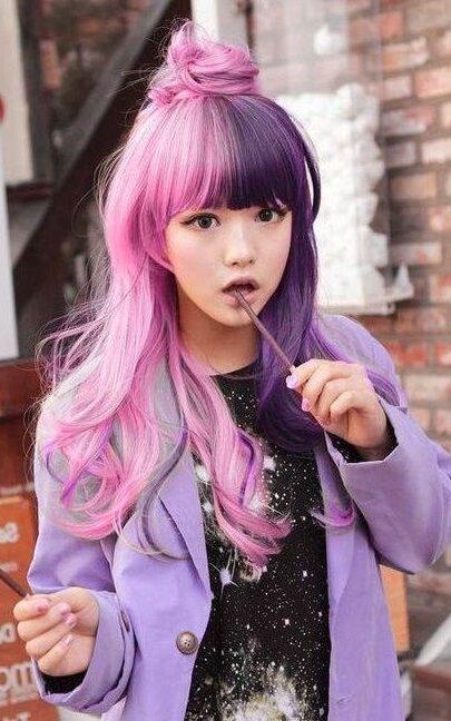 femme japonaise avec chevelure bicolore violet et rose