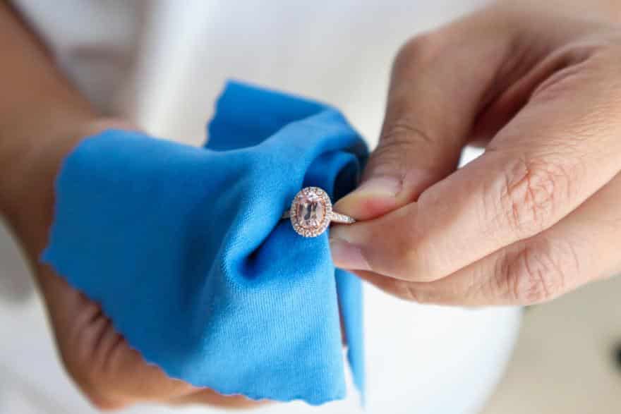 femme qui nettoie une bague