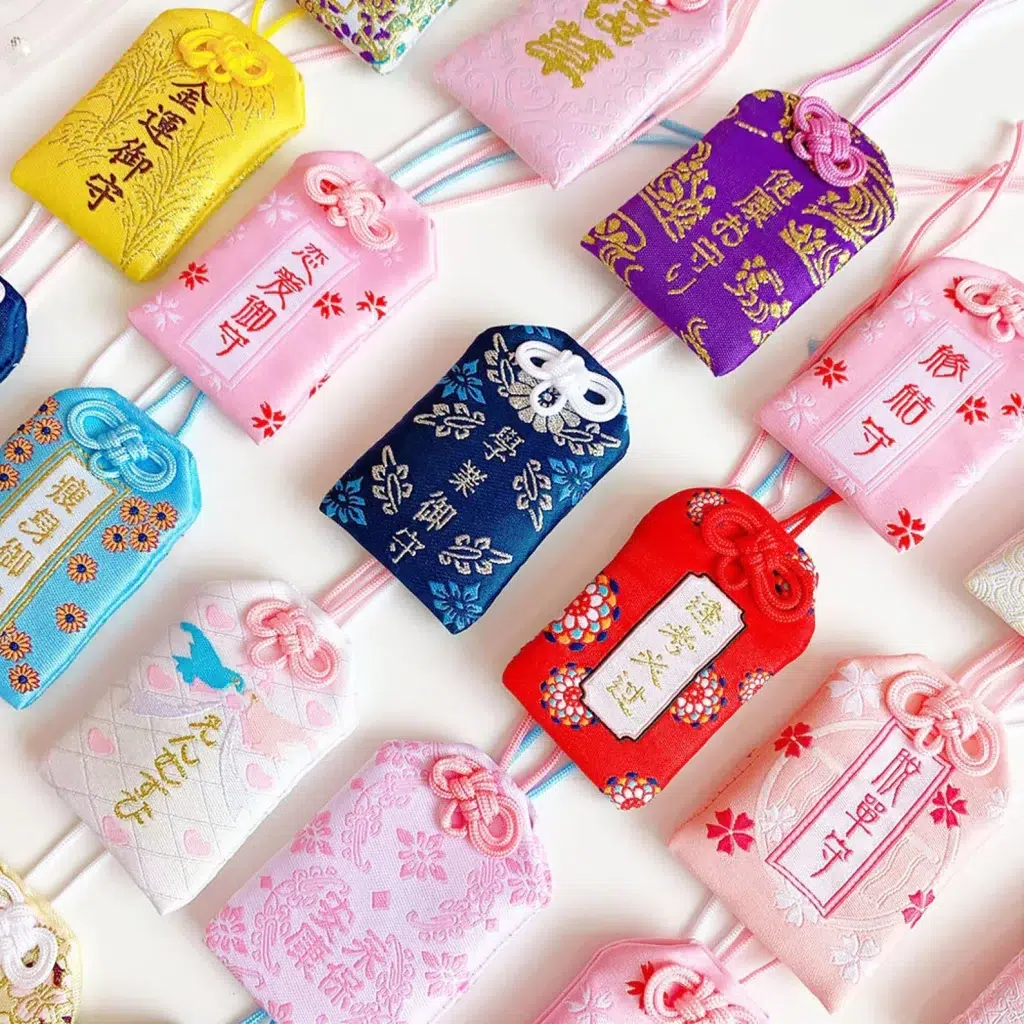 amulettes japonaise omamori colorées