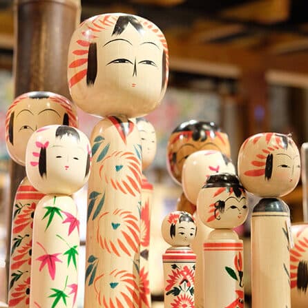 poupées japonaises en bois