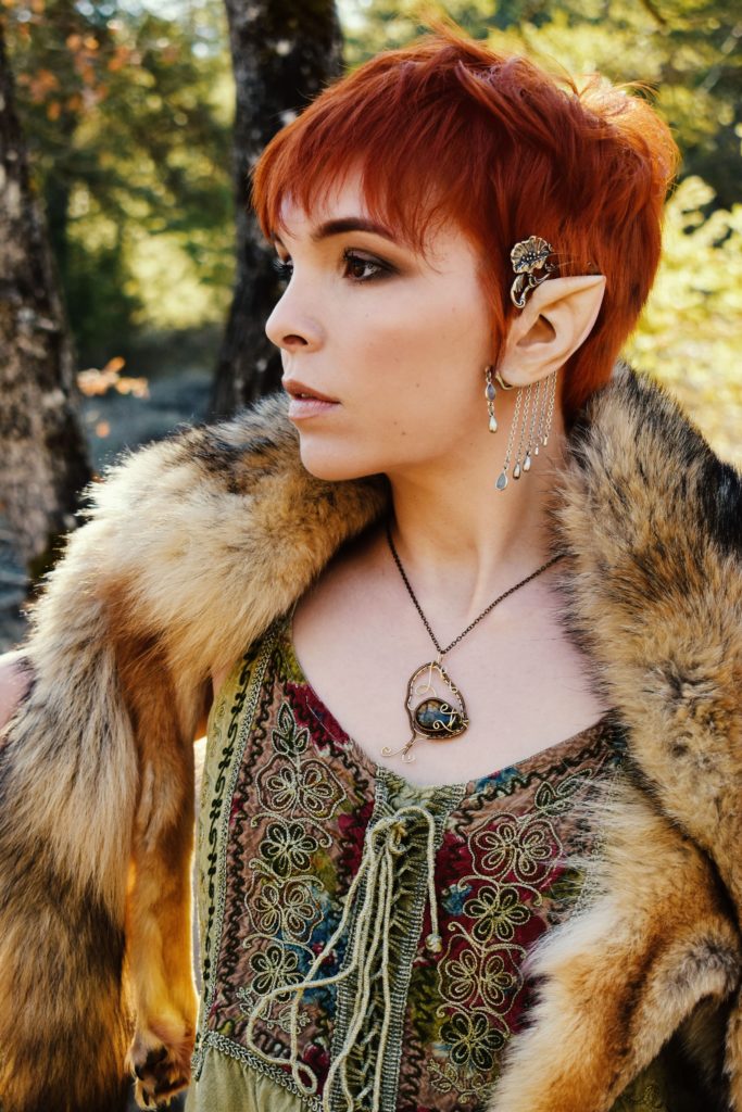 femme elfe qui porte des bijoux en pierre naturelles pour lithothérapie