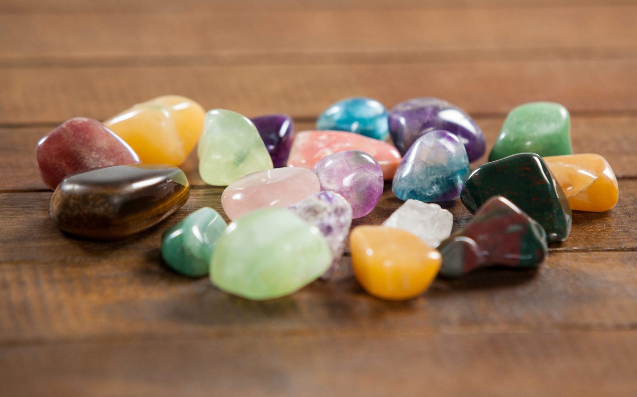 Lot de diverses pierres naturelles colorées