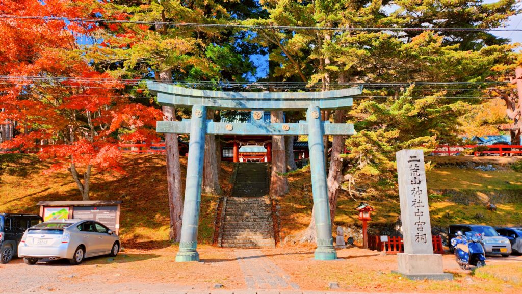 Torii en pierre sanctuaire shinto japonais à Nikko