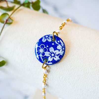 bracelet japonais fait main bleu nuit avec des motifs fleurs de sakura japonais
