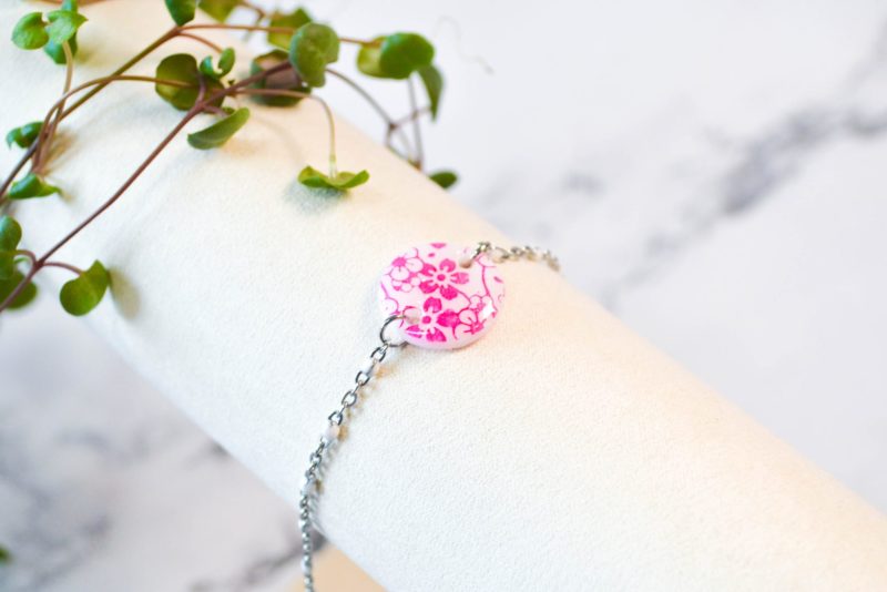 Bracelet Polymere Sakura Fuchsia argent et blanc de cote scaled 1
