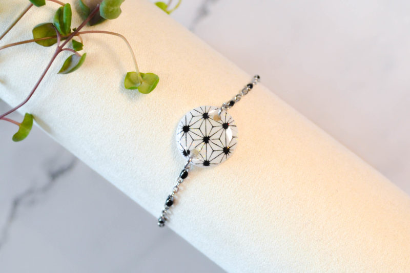 Bracelet Polymere Shiroi Asanoha chaine argente perles noires scaled
