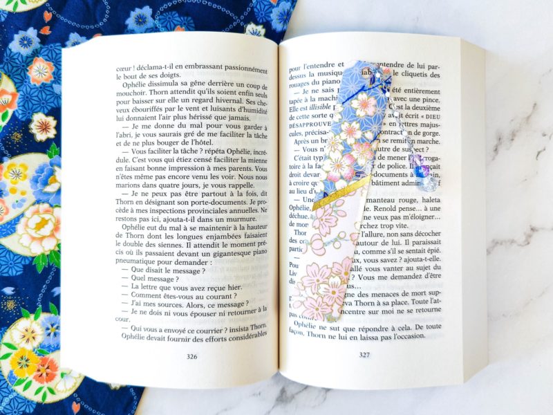 Marque page Bi motifs Aoi to Pinku Sakura dans le livre scaled 2