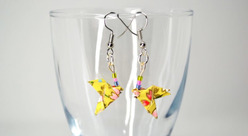 boucles oreilles origami mini colombes jaune fleuri sur verre scaled 2