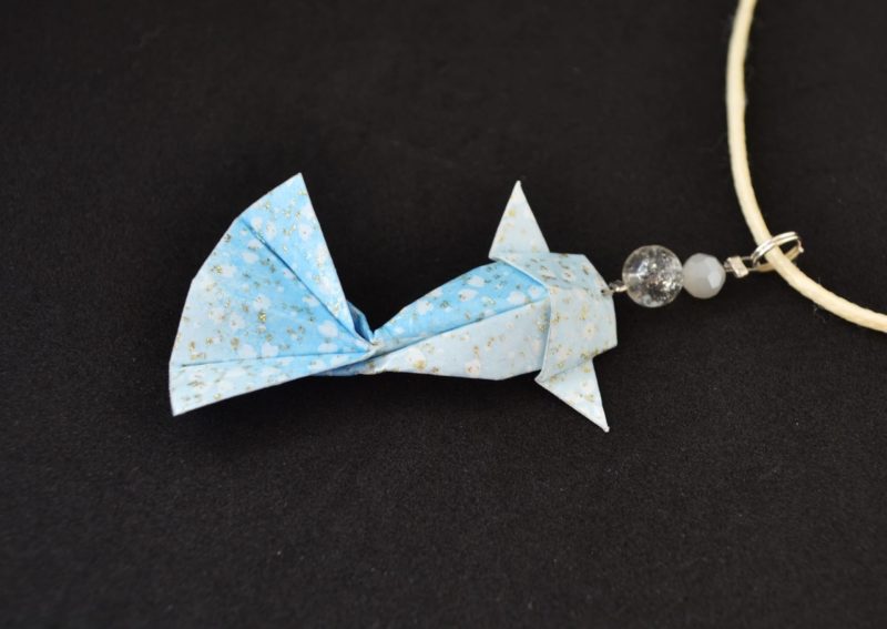 collier carpe origami koi bleu sakura biais scaled 2