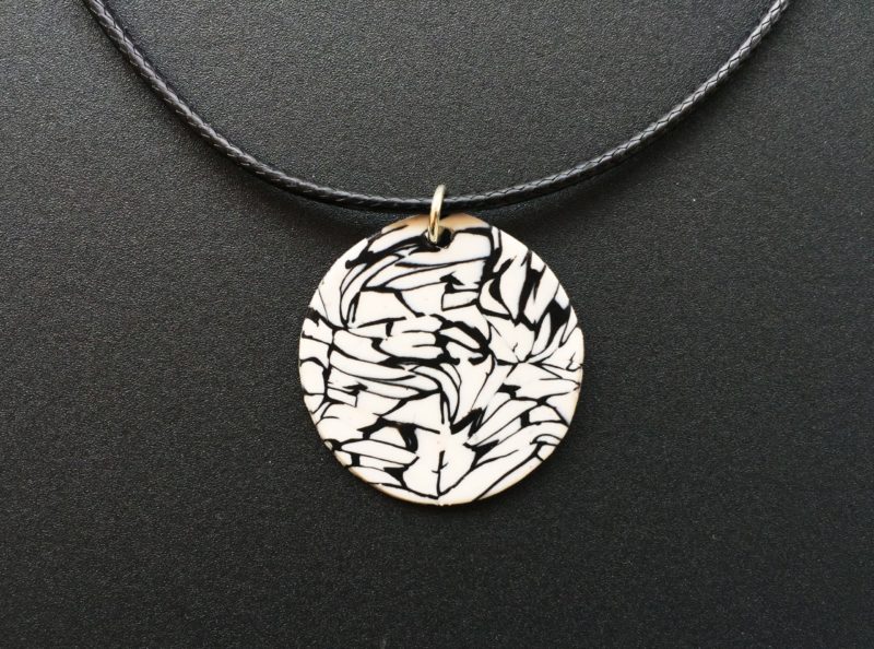 collier fimo rond blanc noir abstrait zoom fond noir scaled 2