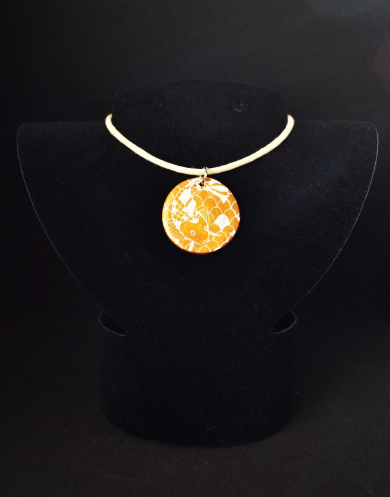 collier fimo rond plat carpe koi or paillettes scaled 2