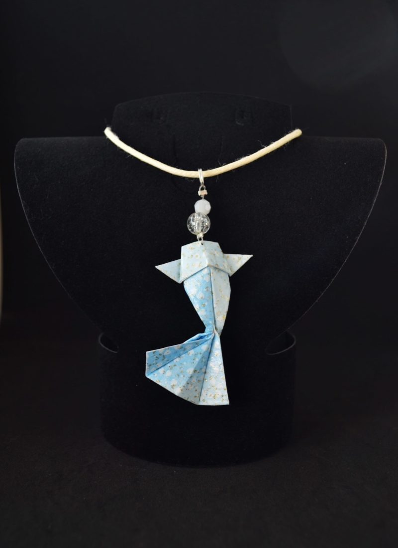 collier origami carpe koi bleu sakura sur buste scaled 2