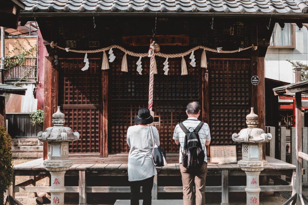japonais qui pient au sanctuaire shinto