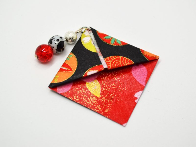 marque page origami washi kimono noir rouge perles scaled 2