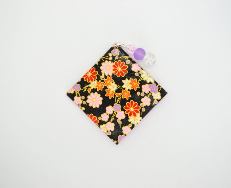 marque pages origami papier japonais washi noir rose fleurs perles dos scaled 2