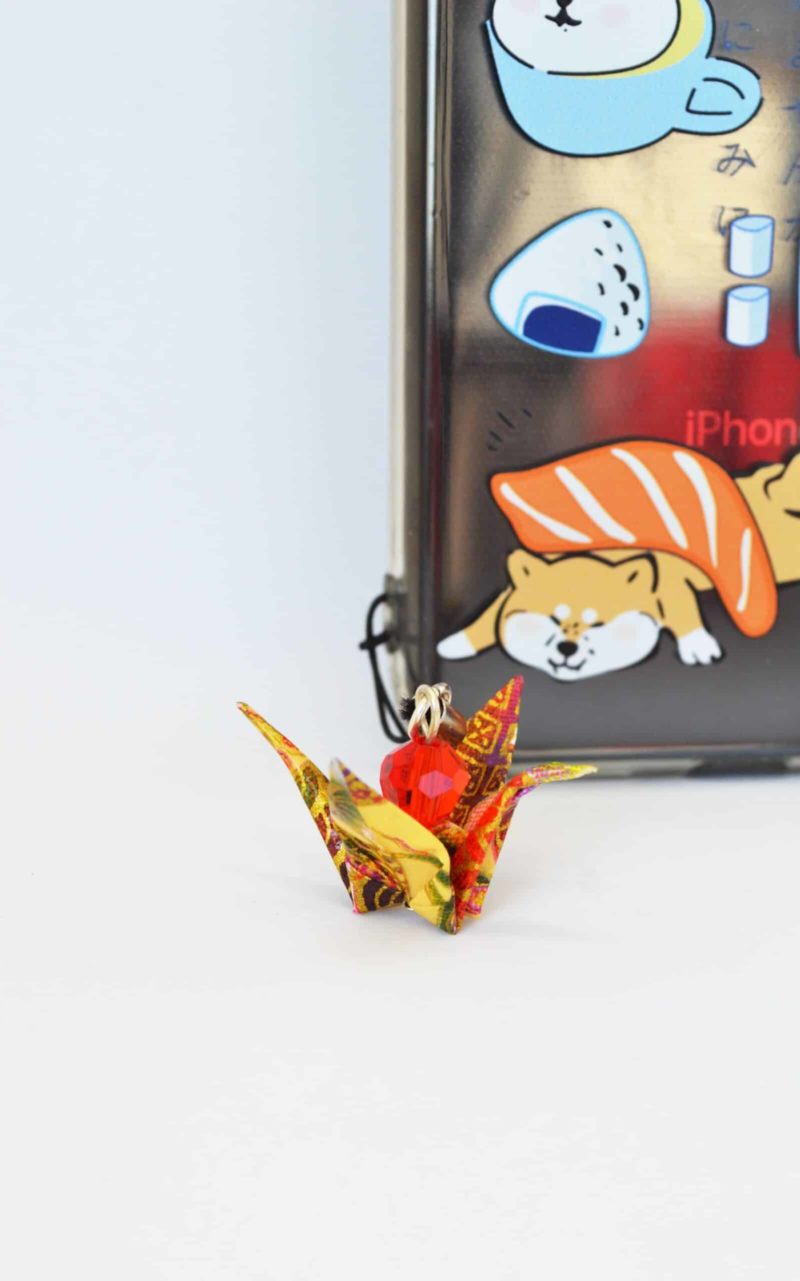 porte cles jaune rouge fleurs origami pliage perle washi sur telephone 1 scaled 2