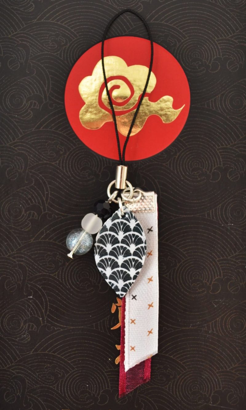 porte cles seigaiha motif japonais noir bordeau scaled 2