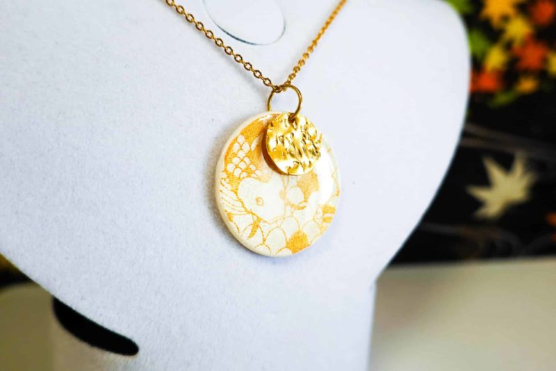 zoom de biais Collier Polymere Koi Goldy scaled 1