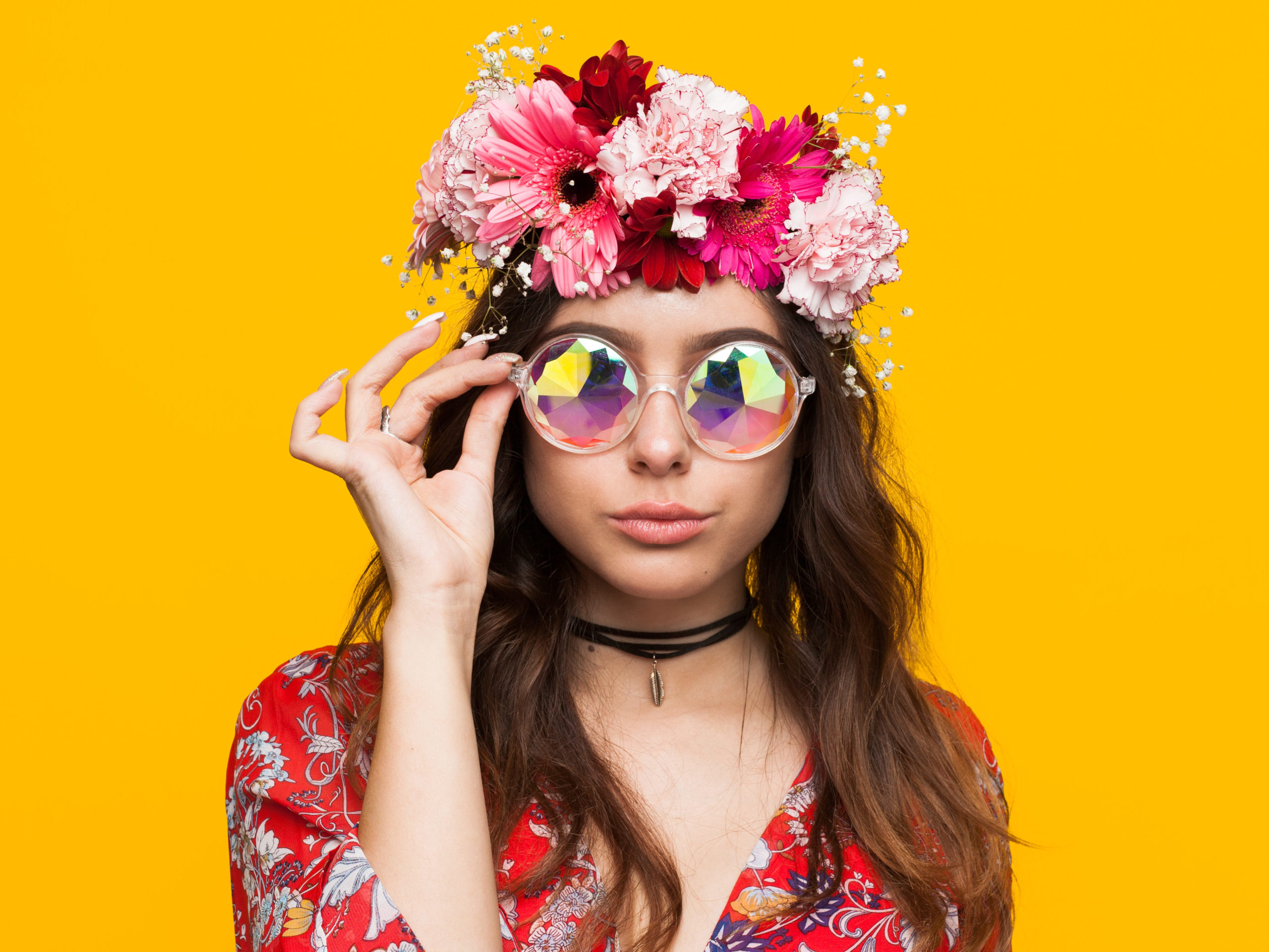 femme hippy avec couronne de fleurs et robe fleuri