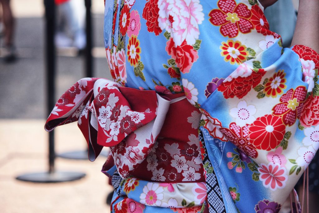 Dos de kimono japonais avec motif fleuri