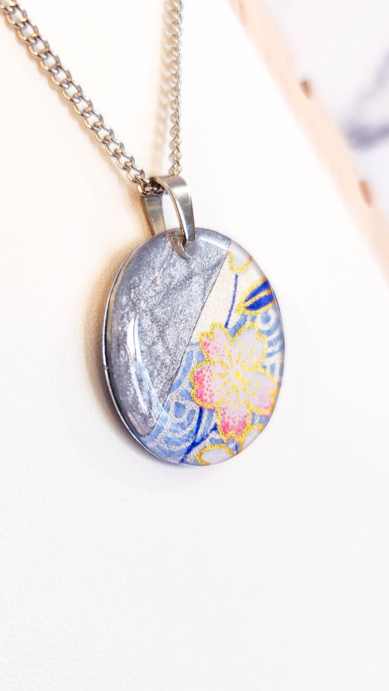 collier japonais fleurs de sakura bleu et argent scaled
